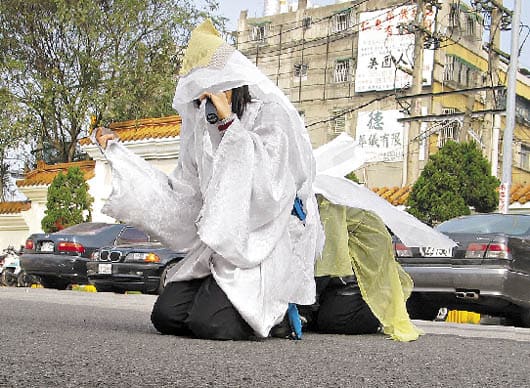 出嫁女兒要在父母過世時代表子女回娘家奔喪